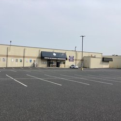 Super Beverage Warehouse - Front of store and parking lot.