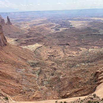 Mesa Arch - Looking down - Hiking Near Me - Moab, Utah