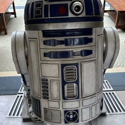 R2 inside the building! R2 inside the building!