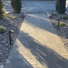 4' pathway in Bella Vista Greystone Antique Cobble pavers