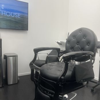 Roger's Barber Studio - Barbers Near Me - Glendale, California