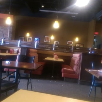 Boston Pizza - Quiet afternoon - Pizza Near Me - Hamilton, Ontario