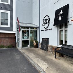Eli's - Exterior