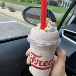 Freddy's Frozen Custard & Steakburgers - Mini concrete Strawberry Dreamcake