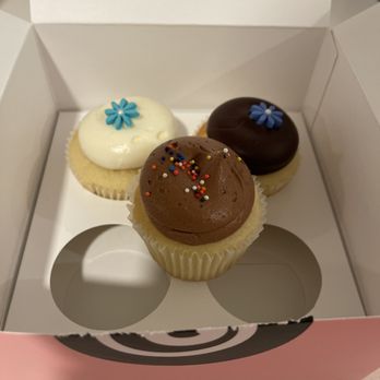 Georgetown Cupcake - Milk Chocolate Birthday Vanilla 2 Vanilla & Chocolate - Cupcakes Near Me - Washington, DC, District of Columbia Georgetown Cupcake - Milk Chocolate Birthday Vanilla 2 Vanilla & Chocolate - Cupcakes Near Me - Washington, DC, District of Columbia