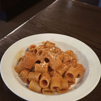 Mano A Mano - Spicy Rigatoni alla Vodka - Italian Near Me - Chicago, Illinois Mano A Mano - Spicy Rigatoni alla Vodka - Italian Near Me - Chicago, Illinois