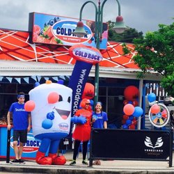Cold Rock Wilston - Rocky ouside the store