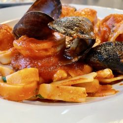 Dom & Mia's - Seafood pasta
