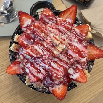 Sul & Beans - Strawberry Cheese Bingsoo - Desserts Near Me - Irvine, California