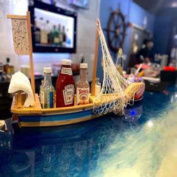 El Marinero - a boat with ketchup and condiments - Seafood Near Me - Warwick, Rhode Island