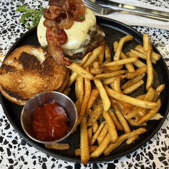 The Place 2 Be - Cheeseburger - Breakfast & Brunch Near Me - New Haven, Connecticut