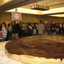 This was about 15 minutes into the start of the showcase and the crowds were already huge.  Notice the huge Boston cream pie!