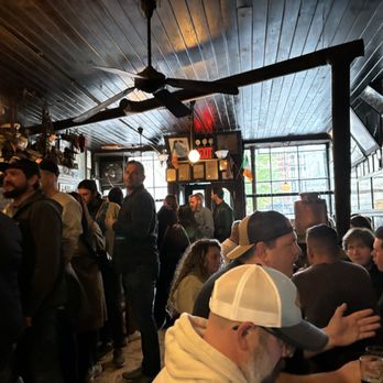 McSorleys Old Ale House - Packed bar on a Sunday - Dive Bars Near Me - New York, New York McSorleys Old Ale House - Packed bar on a Sunday - Dive Bars Near Me - New York, New York