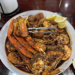 Fish N' Tails Oyster Bar - Market priced combo platter