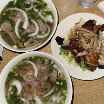 Het Say Vietnamese Kitchen - Beef Pho (top), Combination Pho (down) - Vietnamese Near Me - Austin, Texas
