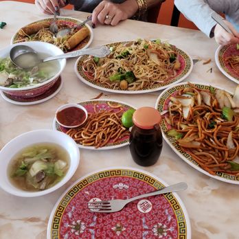 Kim Li - Lomein chowmein and house soup with gizzards - Chinese Near Me - Rosarito, BCN