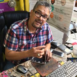 SF Smart Wireless - Feras fixing the screen on my iPhone 6.