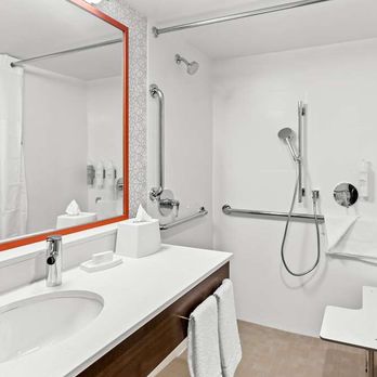 Hampton Inn Chicago/Naperville - Guest room bath - Hotels Near Me - Naperville, Illinois