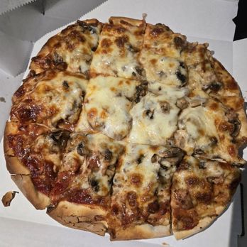 Dream's Pizza On The 9 - Sausage & mushroom - Italian Near Me - Markham, Illinois