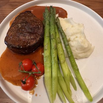Willow & Ivy - Filet with subbed whipped potatoes and asparagus - New American Near Me - Boston, Massachusetts Willow & Ivy - Filet with subbed whipped potatoes and asparagus - New American Near Me - Boston, Massachusetts