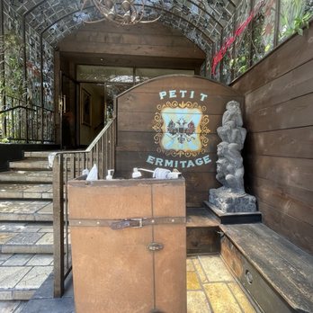 Petit Ermitage - Entrance - Hotels Near Me - West Hollywood, California Petit Ermitage - Entrance - Hotels Near Me - West Hollywood, California