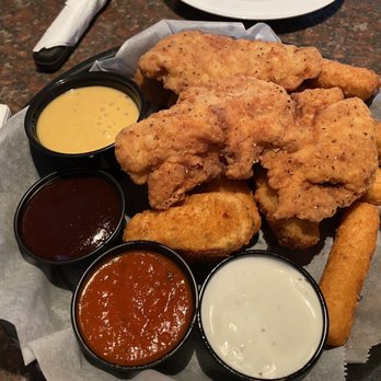 Islander Bar & Grille - Sampler platter - Bars Near Me - Middleburg Heights, Ohio