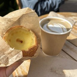 Flan and hochicha latte Flan and hochicha latte