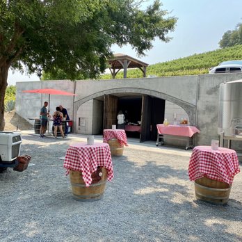 J. Rickards Winery - Cute setup - Wine Tasting Room Near Me - Cloverdale, California