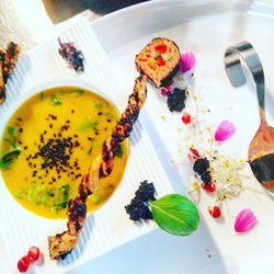 Alge - Süßkartoffel-Orangen-Suppe mit Trüffel-Kaviar und Süßkartoffel-Sushi
