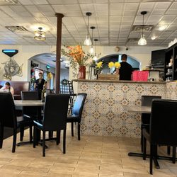 Lucianos Pizzeria Ristorante - Dining room