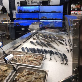 H Mart - Kaka’ako - Fresh fish and live crab tank - Grocery Near Me - Honolulu, Hawaii