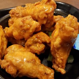 Bone-in hot wing traditional sauce