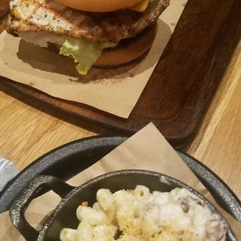 Bigfire - Chicken sandwich with mac n cheese - American Near Me - Orlando, Florida Bigfire - Chicken sandwich with mac n cheese - American Near Me - Orlando, Florida