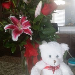 The bouquet that was supposed to be, not a standard or deluxe, but a premium one with 12 extra flowers for $149,- exl tax. The bouquet that was supposed to be, not a standard or deluxe, but a premium one with 12 extra flowers for $149,- exl tax.