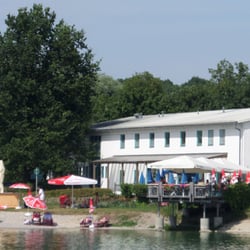 Bergkirchner See - Blick über den See zum griechischen Restaurant