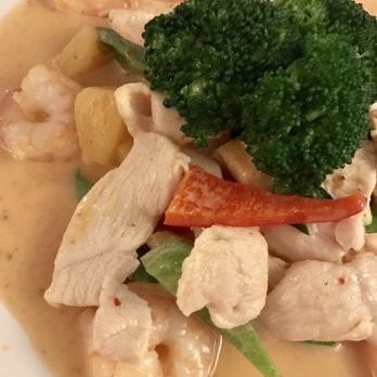 Mai Thai - "Two Friends" - chicken & shrimp with broccoli, bell peppers, and pineapple in panang curry - Thai Near Me - West Columbia, South Carolina