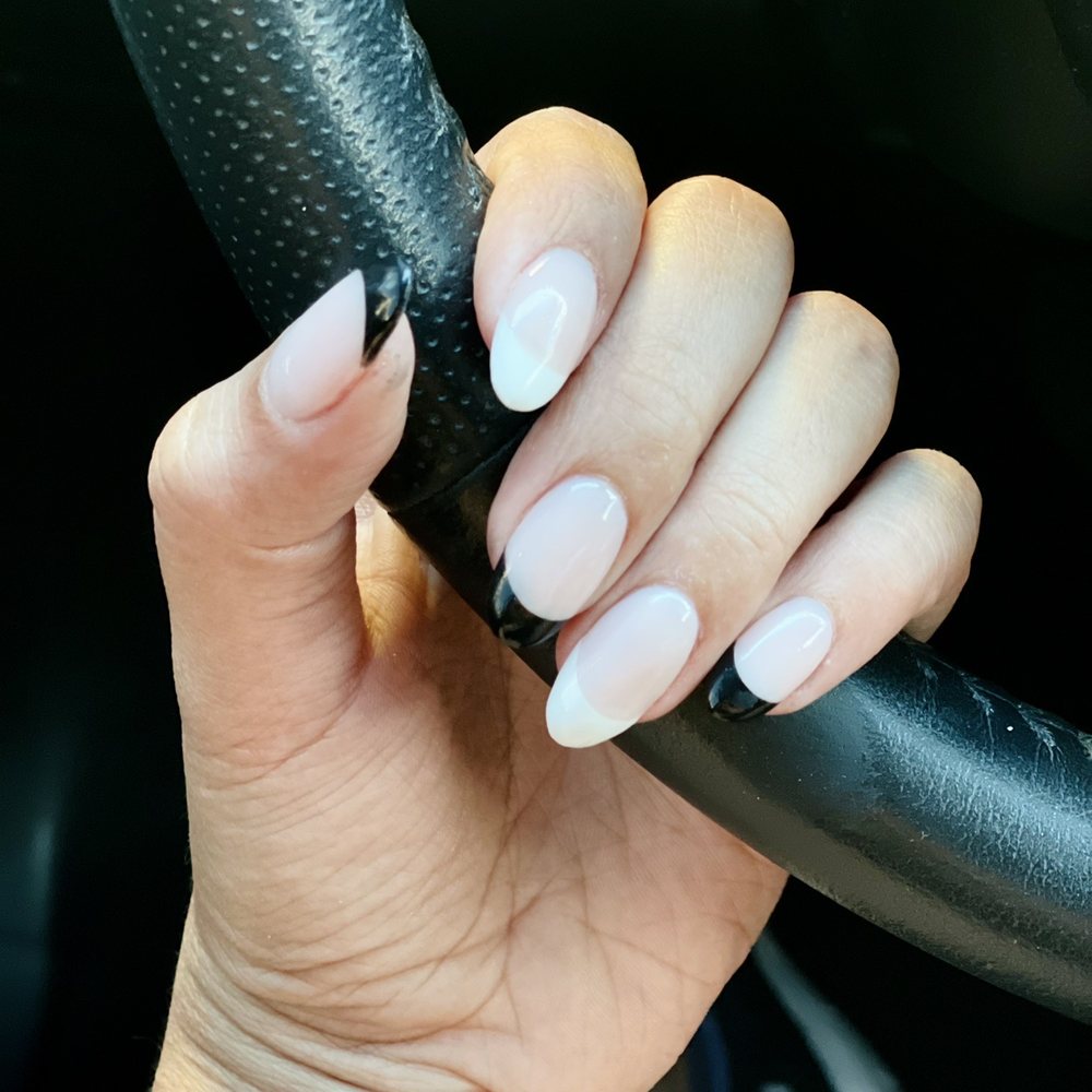 Black/white tip. Dip powder. Almond shape