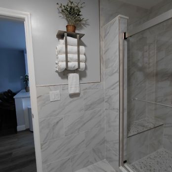 Xiomy’s cleaning Service - Organized bathrooms for Airbnb - Home Cleaning Near Me Xiomy’s cleaning Service - Organized bathrooms for Airbnb - Home Cleaning Near Me