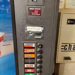 Laundromat by Lavanderia - No snacks, but they have sodas.