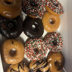 Dee's Donut Shop - Always delicious and fresh!
