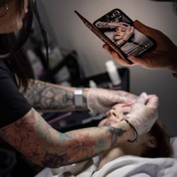 The Beauty Bomb Studio - Eyebrow correction