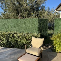 Verde Turf & Outdoors - Artificial ivy privacy hedge beside a backyard pool.