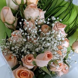 Lindy's Floral Boutique - Pedals are brownish. design was quite poor as roses were at the bottom of the bouquet. Baby's breath were also dying.Highly not recommended