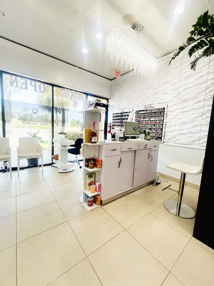 Hi Nails & Spa Logo