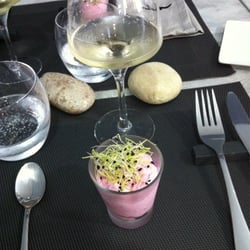 L'hirondelle - Amuse bouche: red beet mousse
