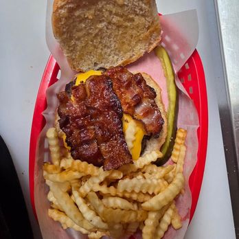 P-Nut Gallery Backroads - Fresh grilled beef topped with melted American cheese and crispy bacon, served on a toasted bun with crisp pickle spears and golden crinkle - Seafood Near Me - Taylor, Wisconsin