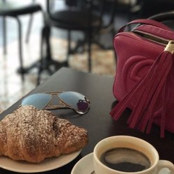 Il Meneghino - Petit dej' italien: cafe allongé et croissant à la crème