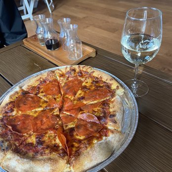 Hinman Vineyards - Pepperoni wood fire pizza and wines - Wine Tasting Room Near Me - Eugene, Oregon