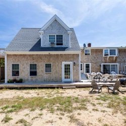 The Unwinder is a large (6 bedrooms), comfortable house for your extended family.