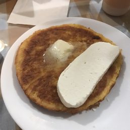 Arepa de chocolo (my translation corn pancake with cheese and butter)
